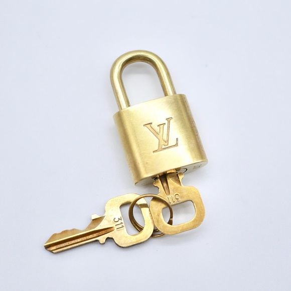 🍓LV Lock and Key #311 - Picture 1 of 3
